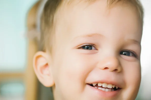 Kleiner Junge lächelt — Stockfoto