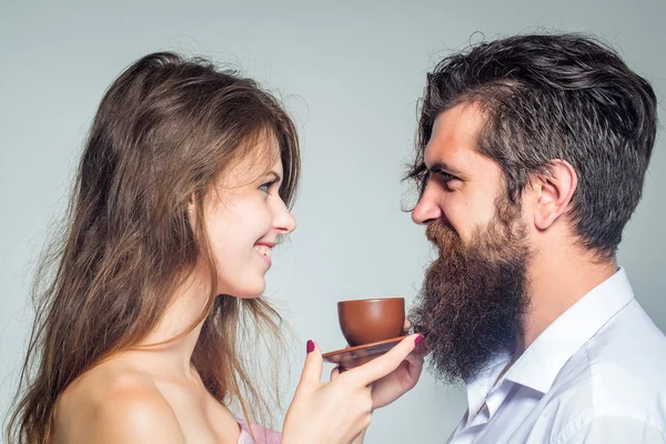 Jovem casal com xícara de café — Fotografia de Stock
