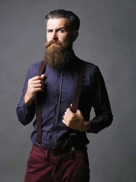 Homem na moda detém suspensórios — Fotografia de Stock