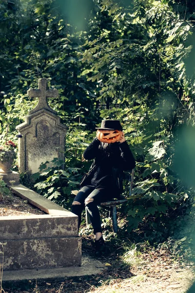 Mujer de Halloween con calabaza en la tumba —  Fotos de Stock