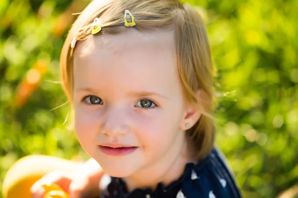 Schattig baby meisje — Stockfoto