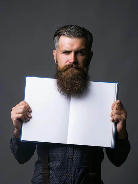 Man houdt journal openen — Stockfoto