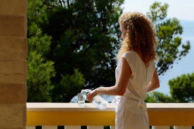 Güzel kız su dökülen