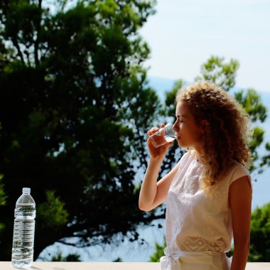 Güzel kız içecekler su