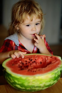 küçük çocuk kırmızı karpuz yeme
