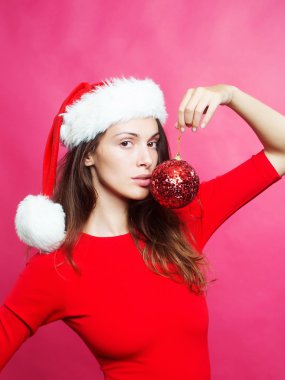 Noel babalar şapkalı esmer kadın