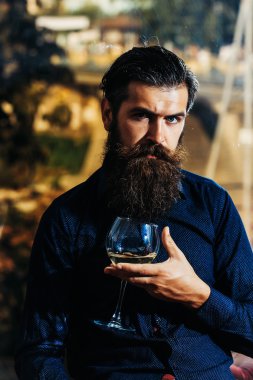 sakallı adam beyaz şarap ile