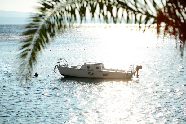 Barco de motor anclado en el mar — Foto de Stock