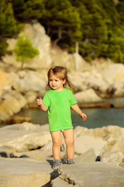 Baby boy plays at sea — Stock Photo, Image