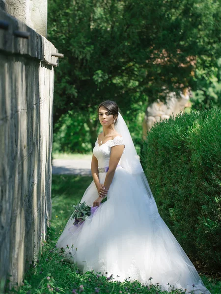Noiva bonita com buquê de flores — Fotografia de Stock