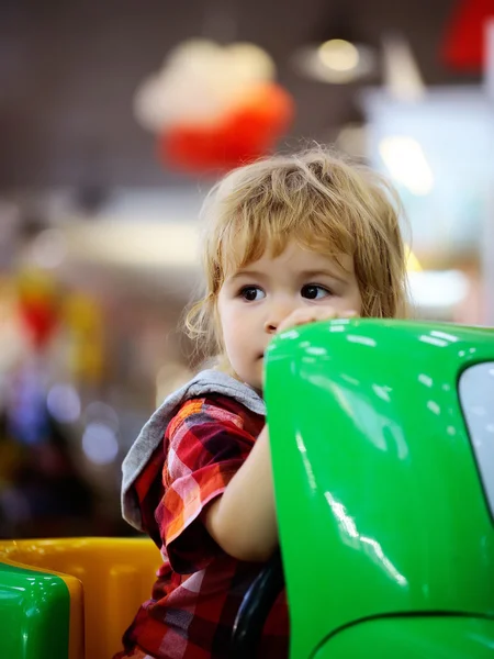 赤ちゃん男の子ドライブおもちゃの車 — ストック写真