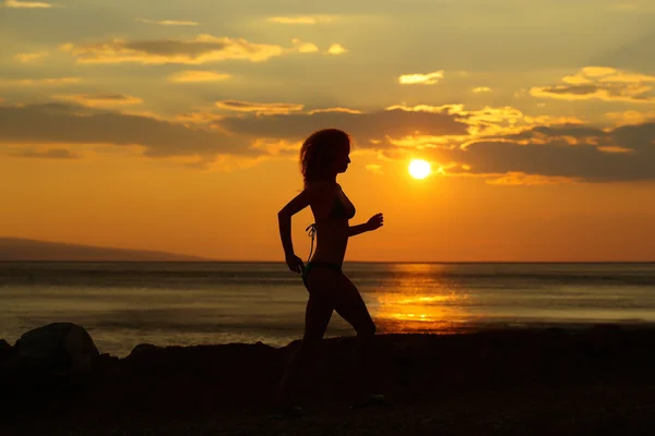Silueta de mujer en la playa puesta del sol — Foto de Stock