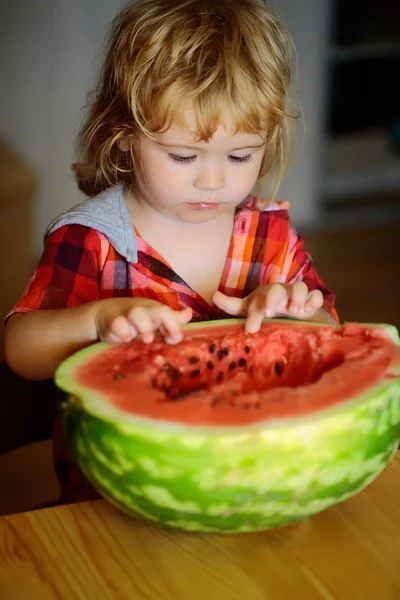 Menino pequeno comendo melancia vermelha — Fotografia de Stock