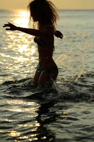Femeie siluetă în plajă apus de soare — Fotografie, imagine de stoc