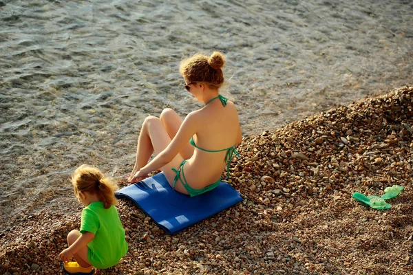Madre e hijo en la playa — Foto de Stock