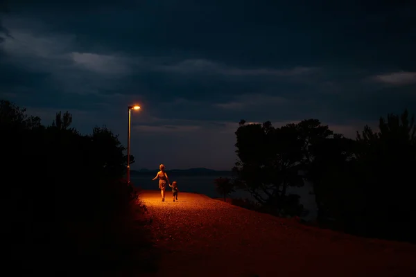 Mother and son in dusk — Stock Photo, Image