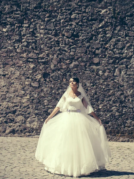 Linda noiva em vestido branco — Fotografia de Stock