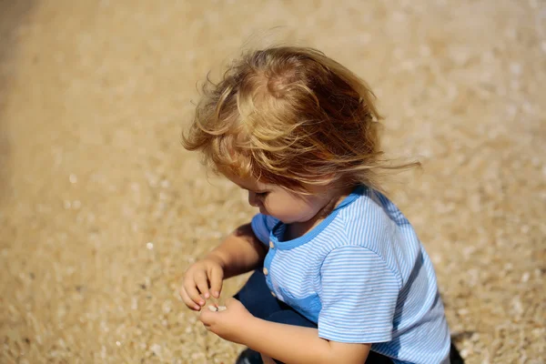 Bebé niño jugar con arena — Foto de Stock