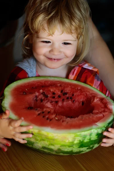 Malý chlapec jíst červený meloun — Stock fotografie