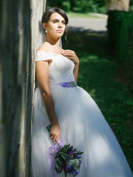 Noiva bonita com buquê de flores — Fotografia de Stock