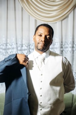 Yakışıklı erkek palto koyar