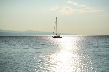 Mavi deniz yelkenli yelken