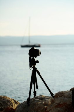 fotoğraf makinesi tripod üzerinde
