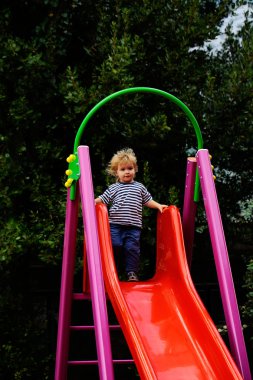Şirin bebek çocuk slayt üzerinde