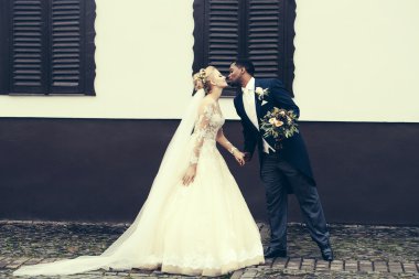 Gelin ve damat öpücük