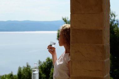 Güzel kız içecekler su