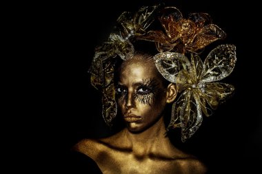 Dekoratif çiçeklerle altın kadın