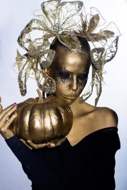 Cadılar bayramı balkabaklı altın kadın