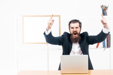 Yönetici parmaklarını yukarı kaldırıyor