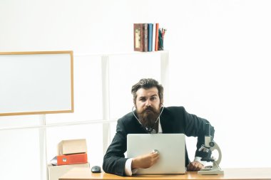 Adam dinleme stetoskop bilgisayar