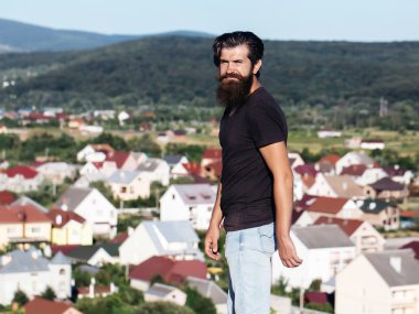 Kırsal sahne yakışıklı adam