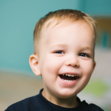 Küçük gülen çocuk çocuk