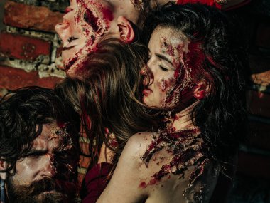 Cadılar Bayramı insanlarla kırmızı kan ve yaralar