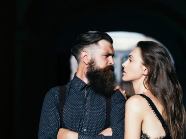 Genç şık bir çift.