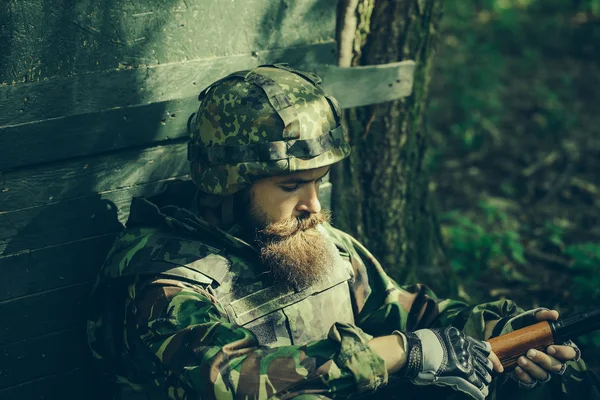 Soldier has a rest — Stock Photo, Image