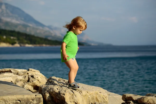 Bebé niño juega en el mar — Foto de Stock