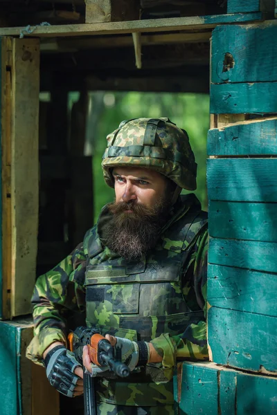 Retrato de soldado en camuflaje — Foto de Stock