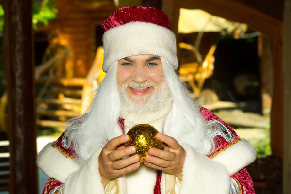 Papai Noel com bola de Natal — Fotografia de Stock