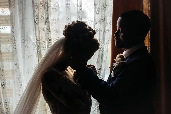 Невеста целует руку жениха — стоковое фото