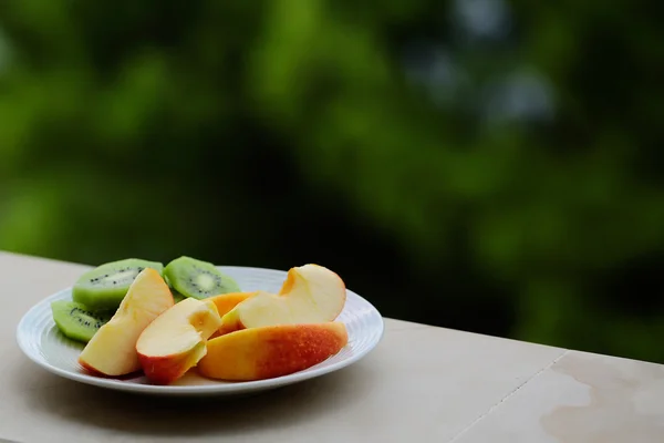 Frischer Obstteller — Stockfoto