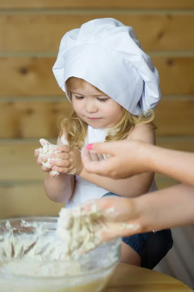 Menino feliz criança cozinhar amassar massa — Fotografia de Stock