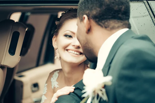 Gelukkige bruid glimlach om bruidegom — Stockfoto