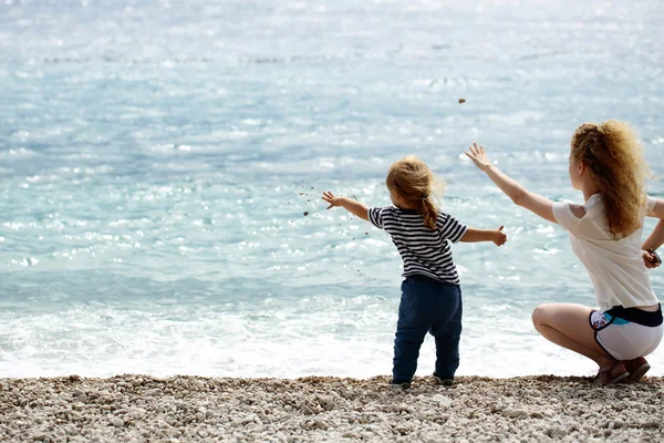 समुद्रकिनारावर आई आणि मुलगा — स्टॉक फोटो, इमेज
