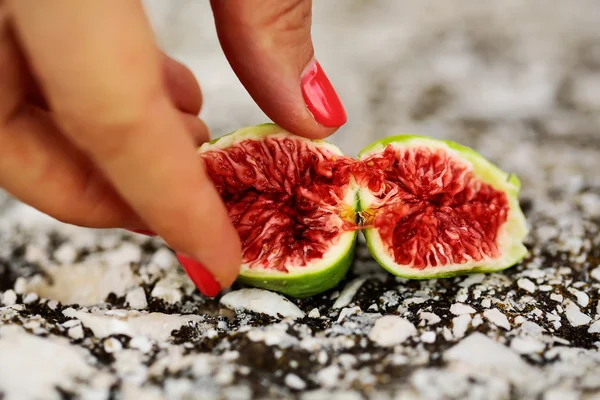 Női ujjak füge gyümölcs — Stock Fotó