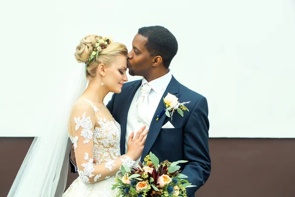 Junger Bräutigam küsst schöne Braut — Stockfoto