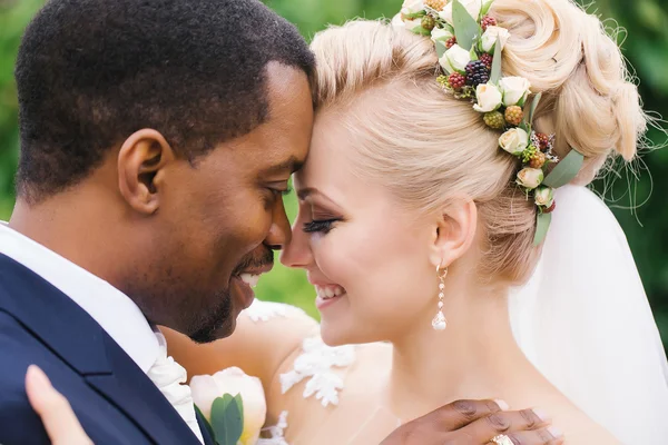 Gelukkig newlyweds knuffelen buitenshuis — Stockfoto